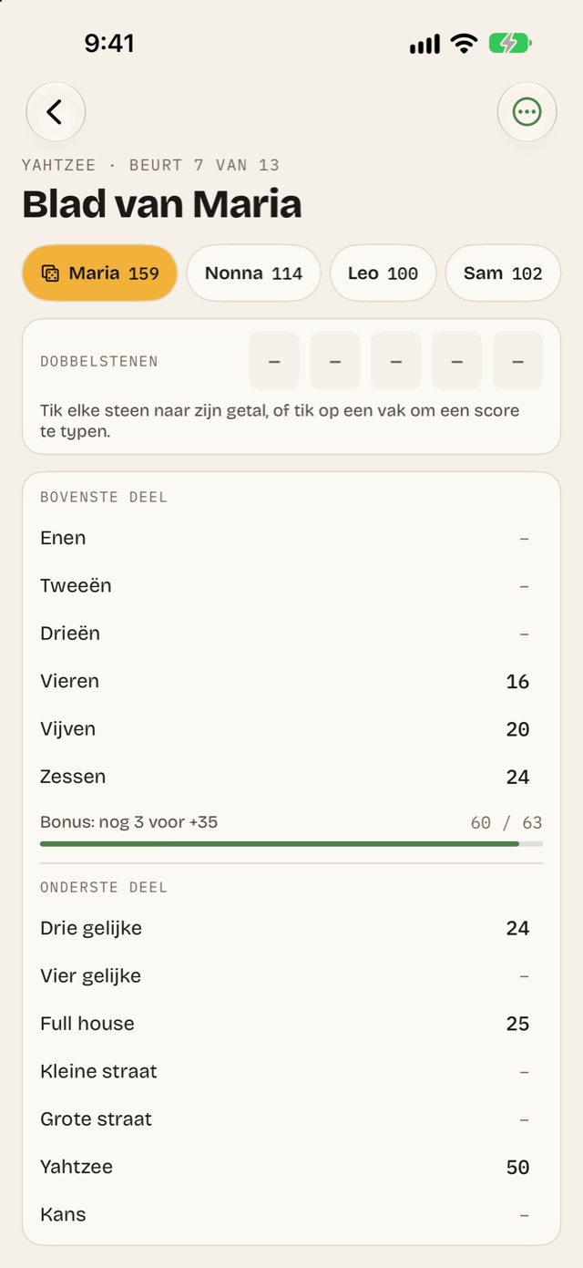 Het Yahtzee-blad van Maria: de dobbelstenen, haar vakjes en nog 3 punten tot de bonus van 35